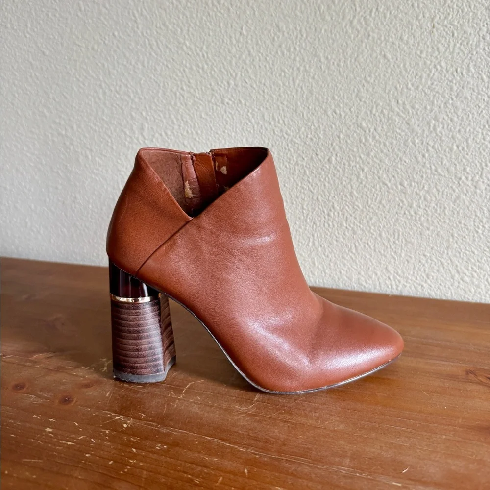 Antonio Melani Sofie Cognac Leather V-Cut Ankle Boots Block Gold Heel Bootie 7M